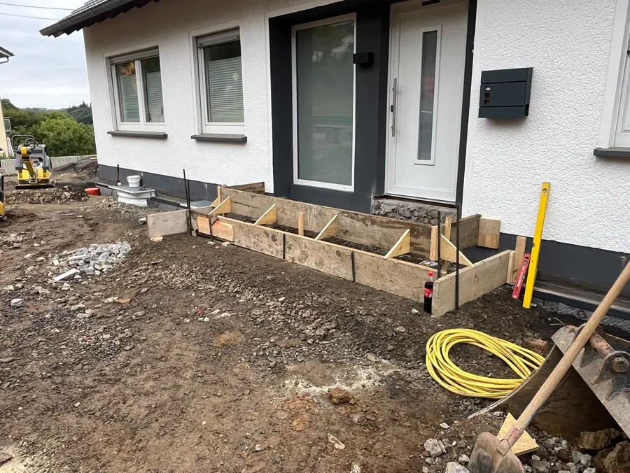 Hauseingang am Neubau: Schalung und Unterbau für Eingangspodest und Treppe