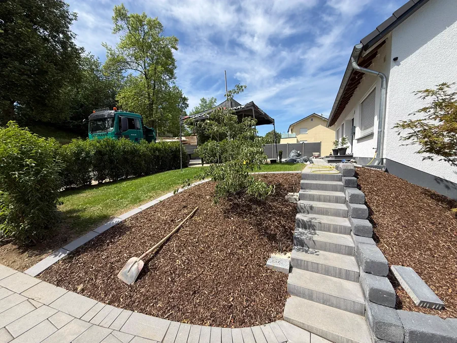 Neu angelegte Böschung mit Rindenmulch und Treppe aus Blockstufen