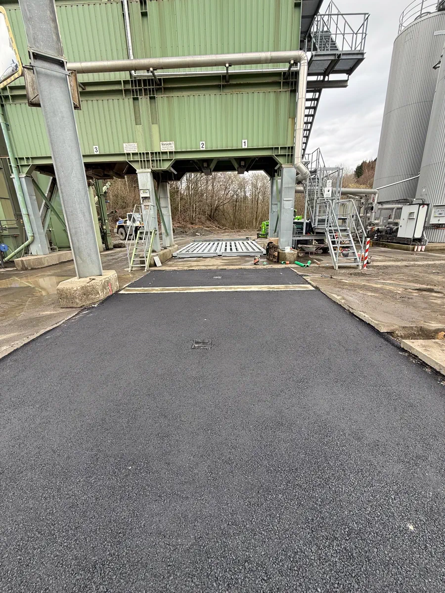 Frisch eingebaute Asphaltzufahrt mit sauberer Anschlusskante