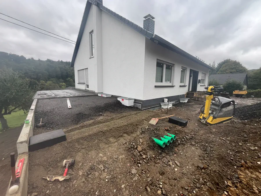 Neubau-Bungalow mit umlaufenden Erdarbeiten für die Außenanlage