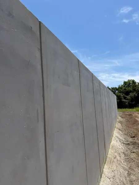 Nahaufnahme der gesetzten Betonstützmauer in der Flucht