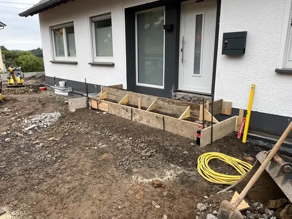 Hauseingang am Neubau: Schalung und Unterbau für Eingangspodest und Treppe